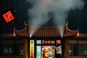 《深巷灯火》老巷面馆夜景，蒸汽从汤锅升起